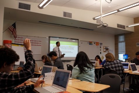 English teacher Mr. Porter leads a class discussion during fifth period. The WASC committee will be witnessing class discussions like this throughout the beginning of next week. 