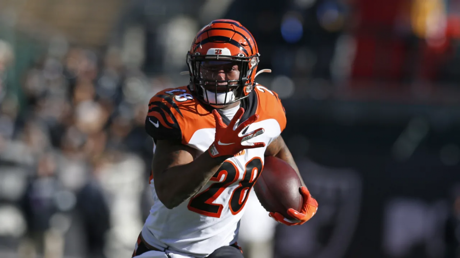Bengals+running+back+Joe+Mixon+runs+with+the+ball+in+the+first+half+during+their+game+against+the+Raiders.+