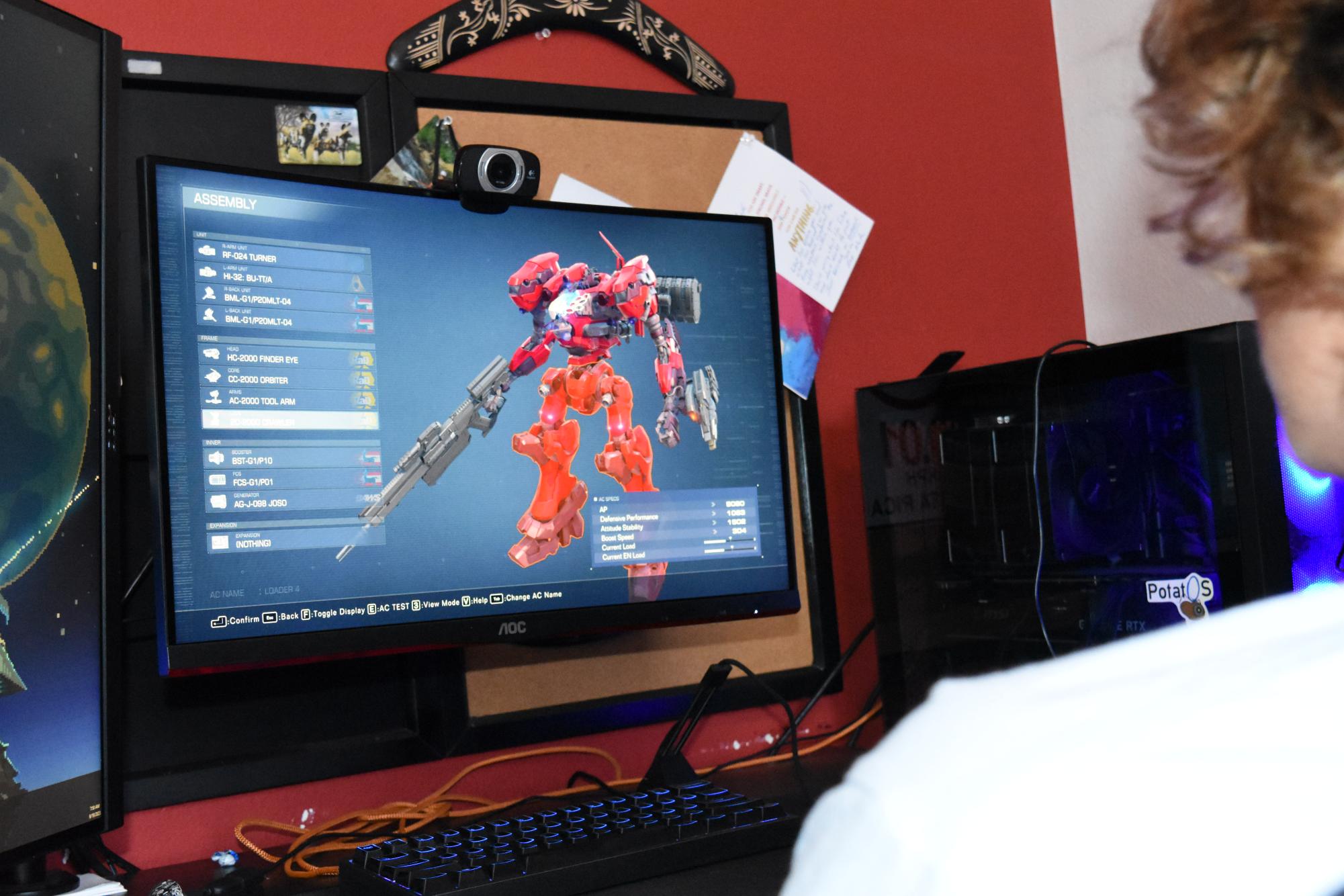 The player creates an efficient build for his mech. This build will decide if he survives in the battlefield.