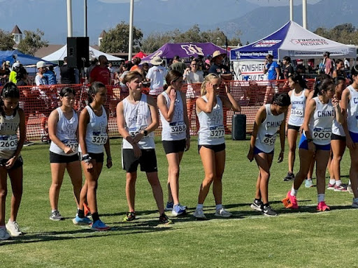 The sophomore girls of the 2024 Cool Breeze race are about to start. Emma Collier, Aliyah Acosta, Flynn Weinrich, Emily Watson and Chloe Barrett are featured on the team.