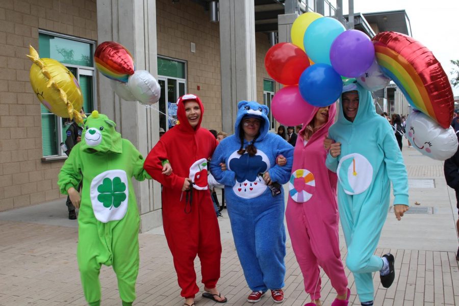 Sage Creek students demonstrated their school spirit each day of the week leading up to Fall Formal on Saturday, Nov. 4. Not only were students given the opportunity to wear pajamas and Halloween costumes, they got to show their spirit in dressing “wacky”, “tacky”, and “preppy” as well.
