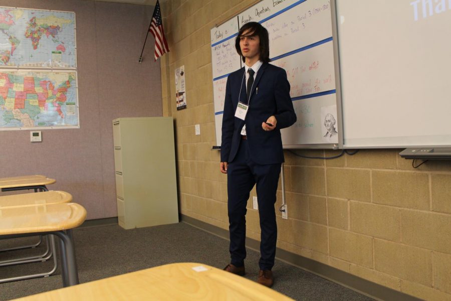 Junior Jonathan Klingspon pitches his Genius Project to the class. When the juniors presented to the seniors at the Genius Project Forum, seniors provided advice and constructive criticism on the juniors’ projects and their progress.