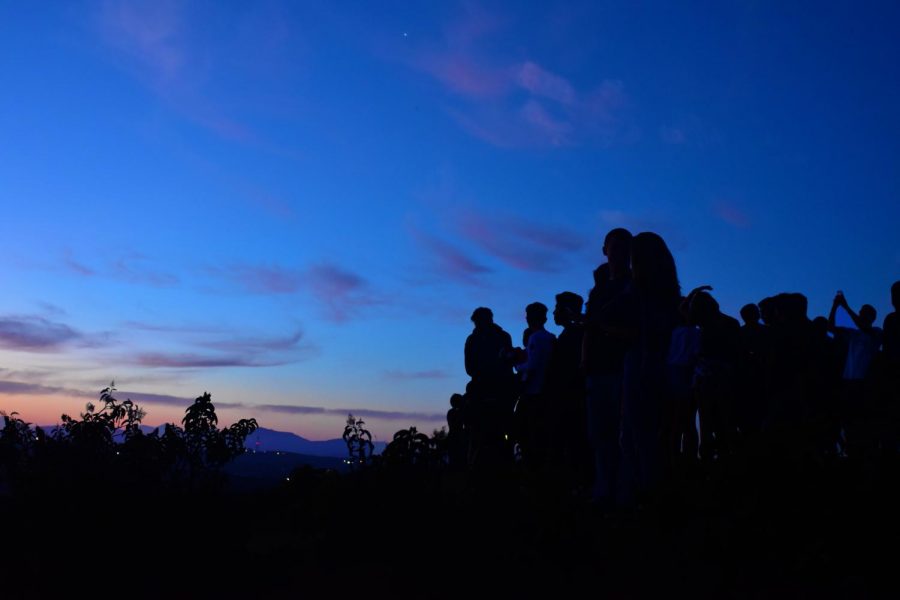 The class of 2019 gathers at the peak of Calavera Mountain on the morning of Aug. 29, 2018. The senior class gathered that morning in the bottom parking lot of Sage Creek at 5:15 a.m. in order to successfully make it to the top of the mountain by the time the sun rose. 