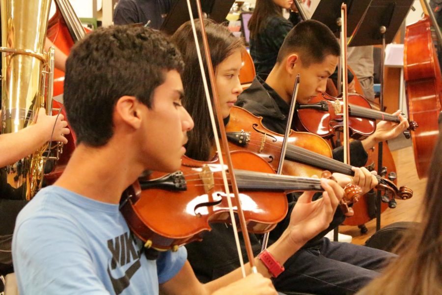 Students in orchestra have no ordinary lesson plan in their classroom. Orchestra teaches  “learn by doing,” therefore, students practice with their instruments until a song is perfected. 